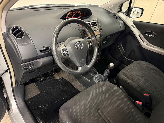 Toyota Yaris 11 of 15