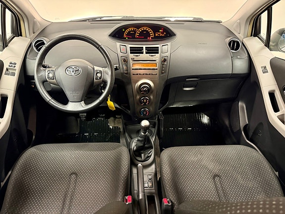 Toyota Yaris 9 of 15