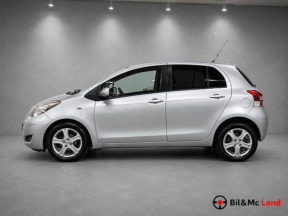 Toyota Yaris 2 of 15