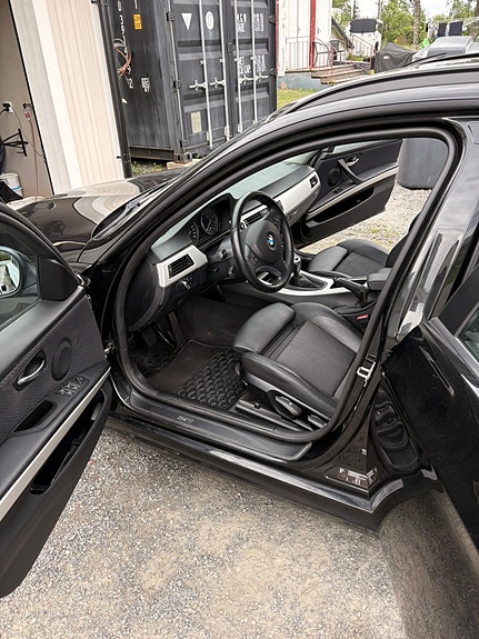 BMW 320i 2 of 5