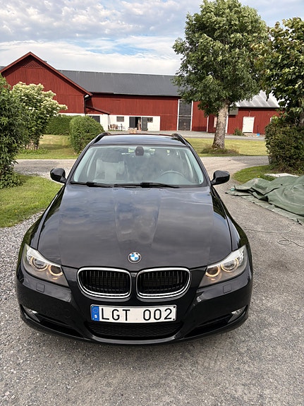 BMW 320i 3 of 5