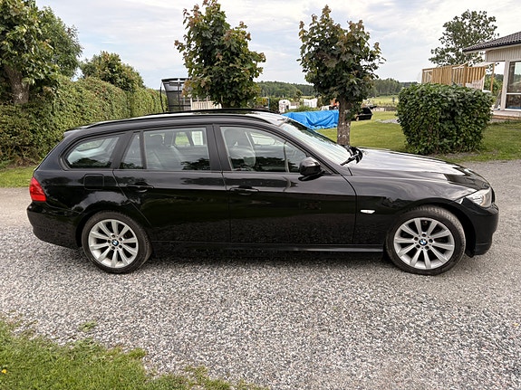 BMW 320i 4 of 5