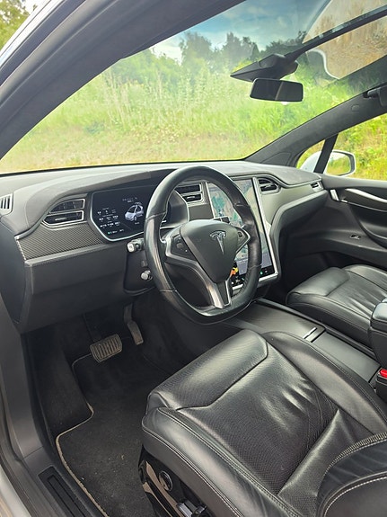 Tesla Model X 17 of 25