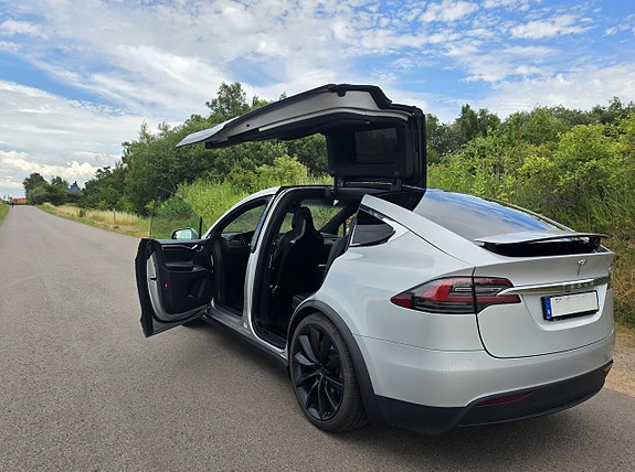 Tesla Model X 12 of 25