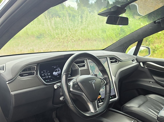 Tesla Model X 3 of 5