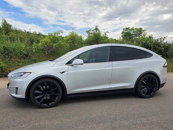 Tesla Model X 9 of 25