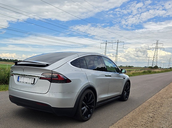 Tesla Model X 11 of 25