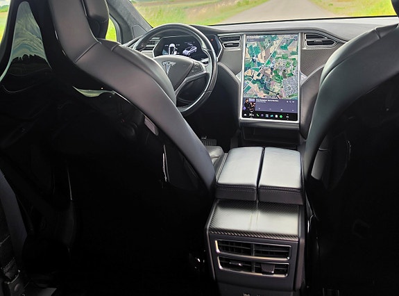 Tesla Model X 4 of 5