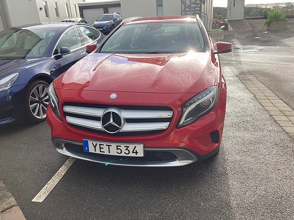 Mercedes-Benz GLA220 2 of 4