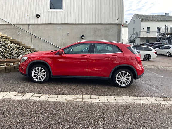 Mercedes-Benz GLA220 3 of 4