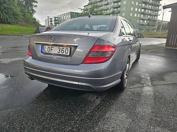 Mercedes-Benz C220 4 of 5