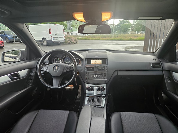 Mercedes-Benz C220 3 of 5