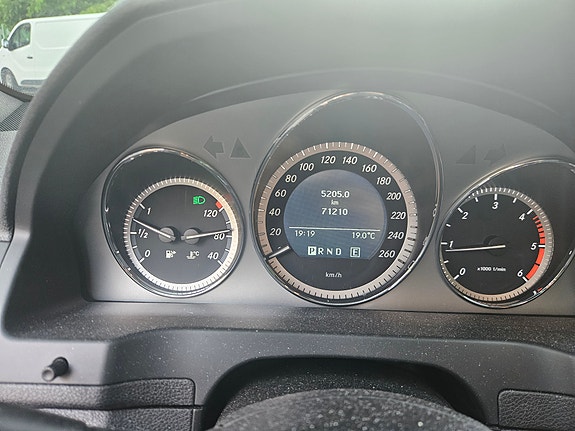 Mercedes-Benz C220 2 of 5