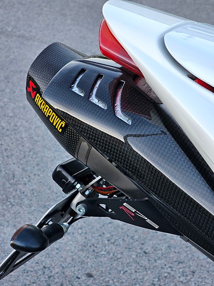 Triumph DAYTONA 675 R Kolfiber fälgar / Akrapovic helsystem 7 of 7