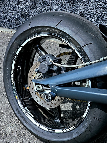 Triumph DAYTONA 675 R Kolfiber fälgar / Akrapovic helsystem 6 of 7