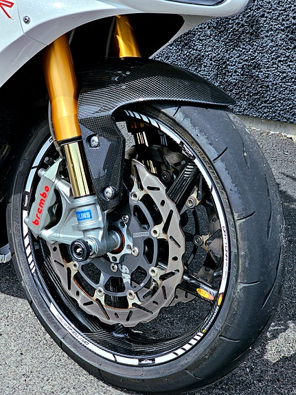 Triumph DAYTONA 675 R Kolfiber fälgar / Akrapovic helsystem 5 of 7