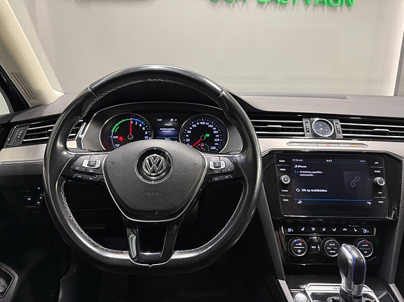 Volkswagen Passat 14 of 21