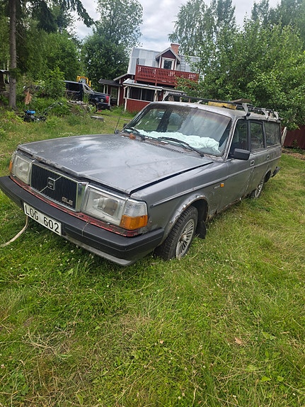 Volvo 240 2 of 5