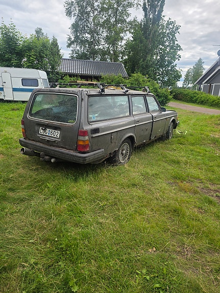 Volvo 240 3 of 5