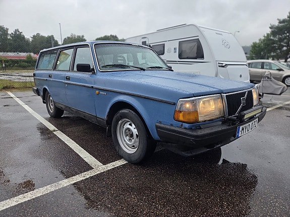 Volvo 245 2 of 6