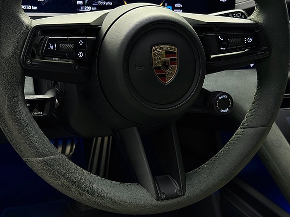 Porsche Taycan 26 of 30