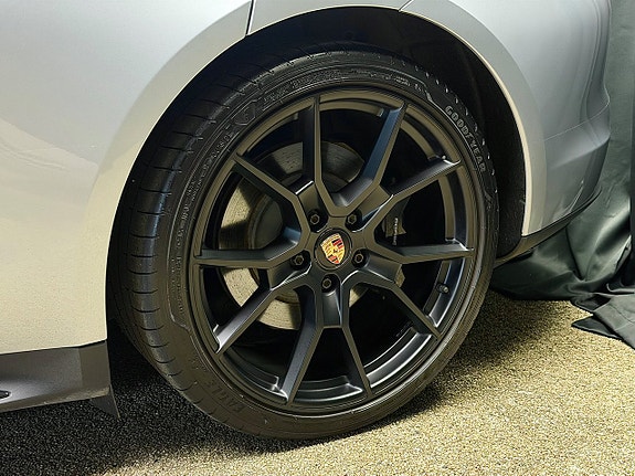 Porsche Taycan 6 of 30