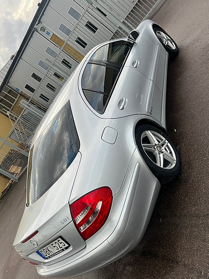 Mercedes-Benz E200 4 of 9