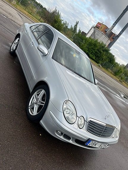 Mercedes-Benz E200 2 of 9