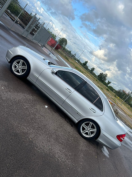 Mercedes-Benz E200 5 of 9