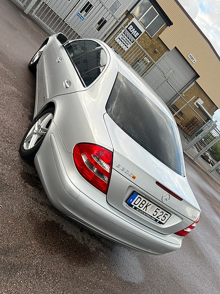 Mercedes-Benz E200 3 of 9