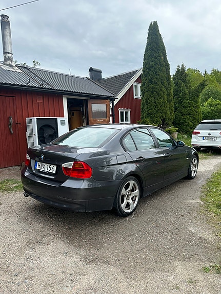 BMW 318d 2 of 5