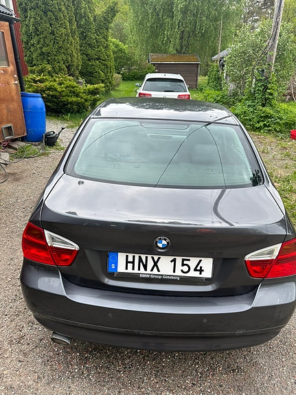 BMW 318d 3 of 5