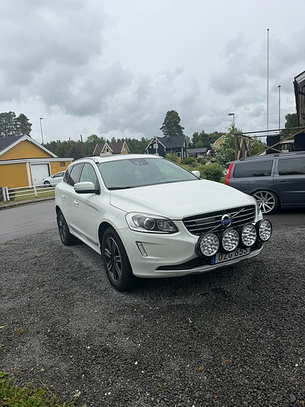 Volvo XC60 2 of 5