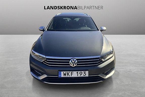 Volkswagen Passat Alltrack 2 of 5