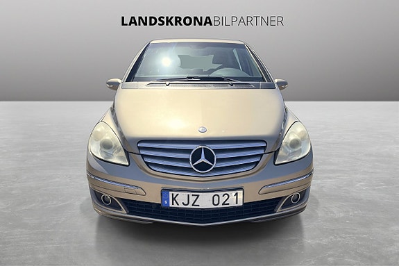 Mercedes-Benz B180 2 of 5