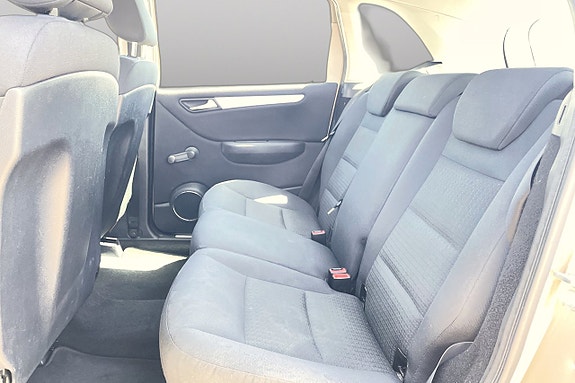 Mercedes-Benz B180 11 of 19