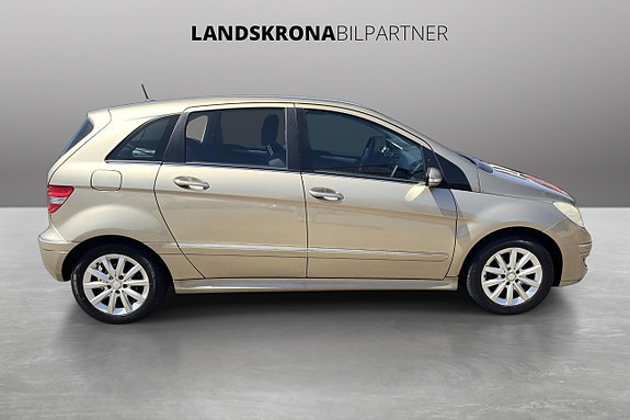 Mercedes-Benz B180 4 of 5