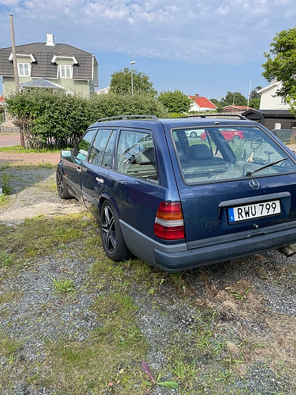 Mercedes-Benz 300 TE 2 of 5