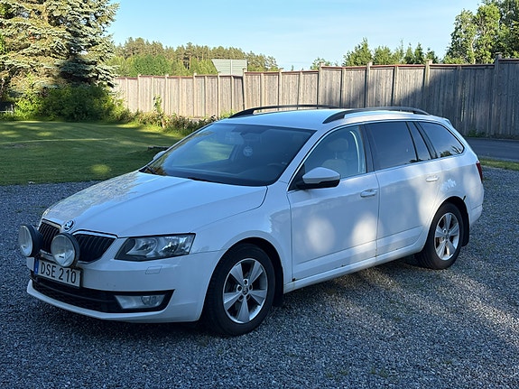 Skoda Octavia 2 of 5