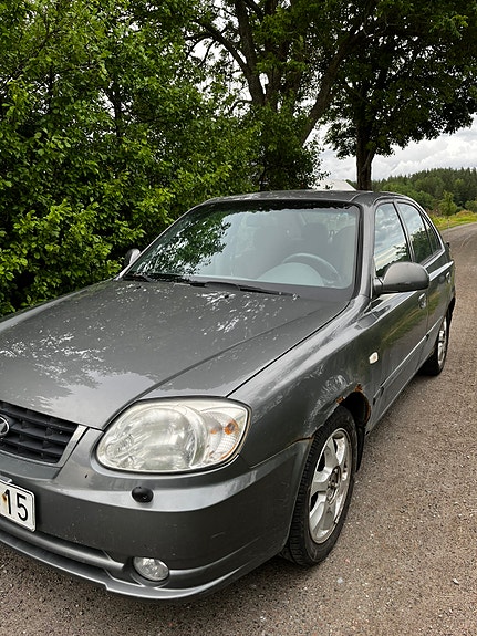 Hyundai Accent 2 of 9