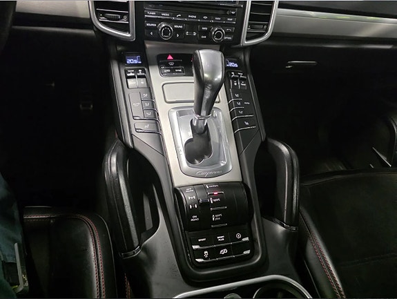 Porsche Cayenne GTS 9 of 13
