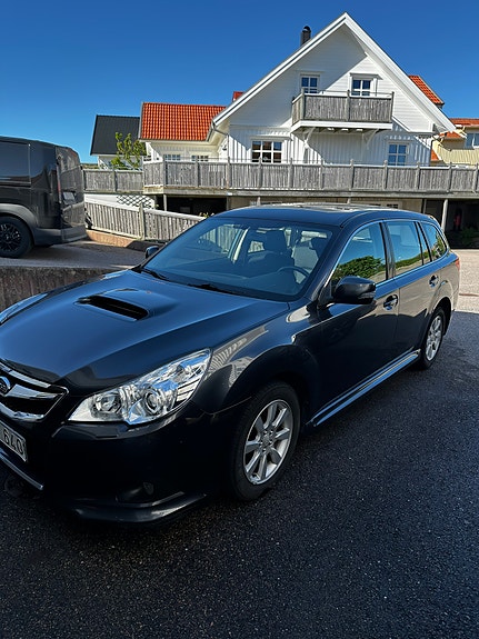 Subaru Legacy 2 of 5