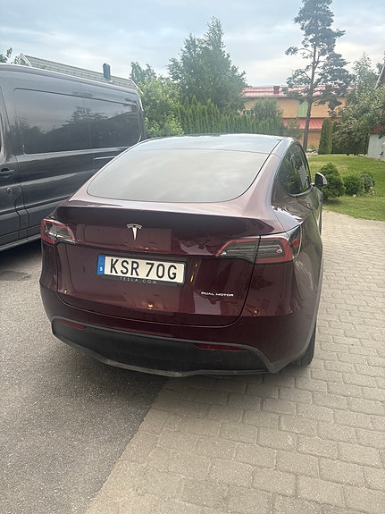 Tesla Model Y 6 of 8