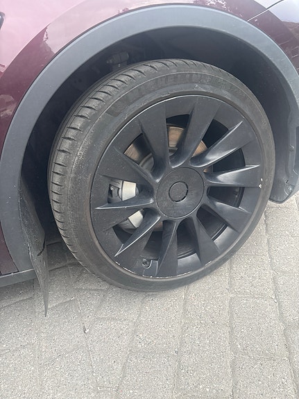 Tesla Model Y 7 of 8