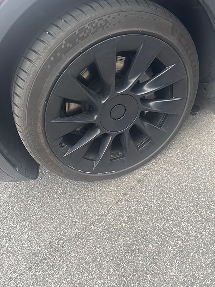 Tesla Model Y 3 of 8