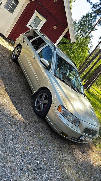 Volvo V70 2 of 3