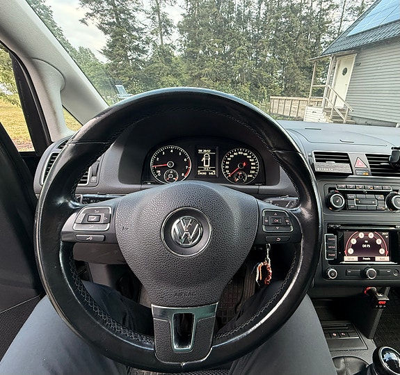 Volkswagen Touran 2 of 5