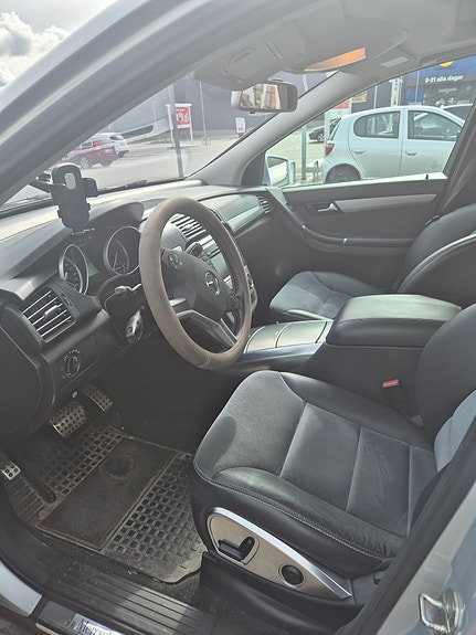 Mercedes-Benz R350 2 of 5