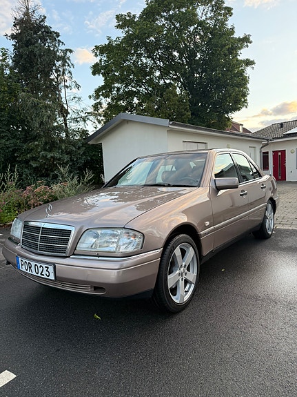 Mercedes-Benz C280 2 of 10
