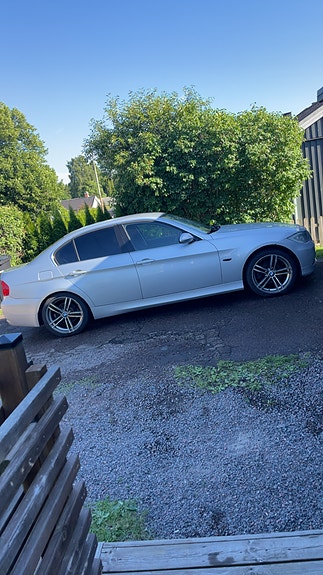 BMW 325i 3 of 5